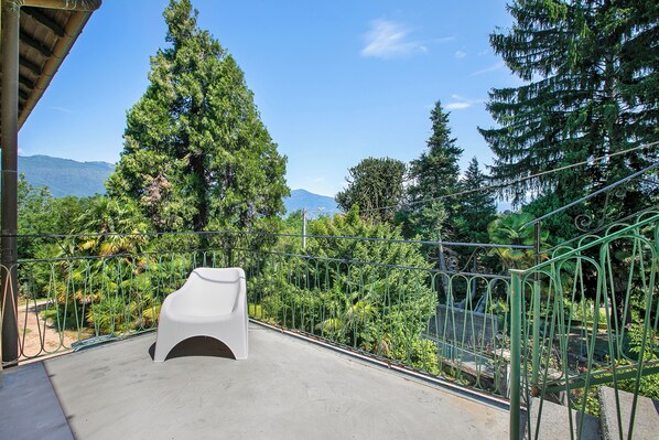 Family Apartment, 4 Bedrooms, 2 Bathrooms (Bella Vista Apt. 5 min walk to Lake) | Terrace/patio