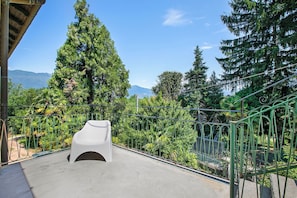 Family Apartment, 4 Bedrooms, 2 Bathrooms (Bella Vista Apt. 5 min walk to Lake) | Terrace/patio