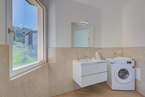 Vila família, vários quartos (Villa Giulia - Privacy 5 min walk to) | Banheiro | Chuveiro/banheira combinados, bidê, toalhas de banho, sabonete
