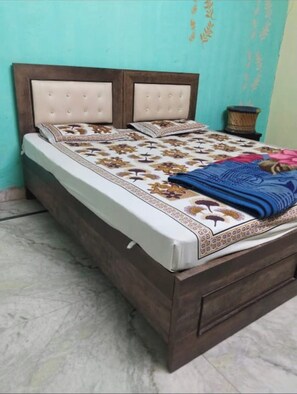 Desk, bed sheets