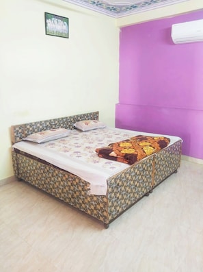Quarto casal superior, vista para a cidade | Escrivaninha, roupa de cama