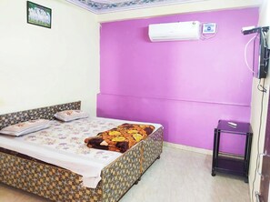 Quarto casal superior, vista para a cidade | Escrivaninha, roupa de cama