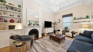 Smart TV, books - Elizabeth: Your Charming and Comfortable Retreat (Leura)