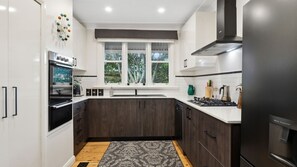 Fridge, microwave, oven, stovetop - Elizabeth: Your Charming and Comfortable Retreat (Leura)