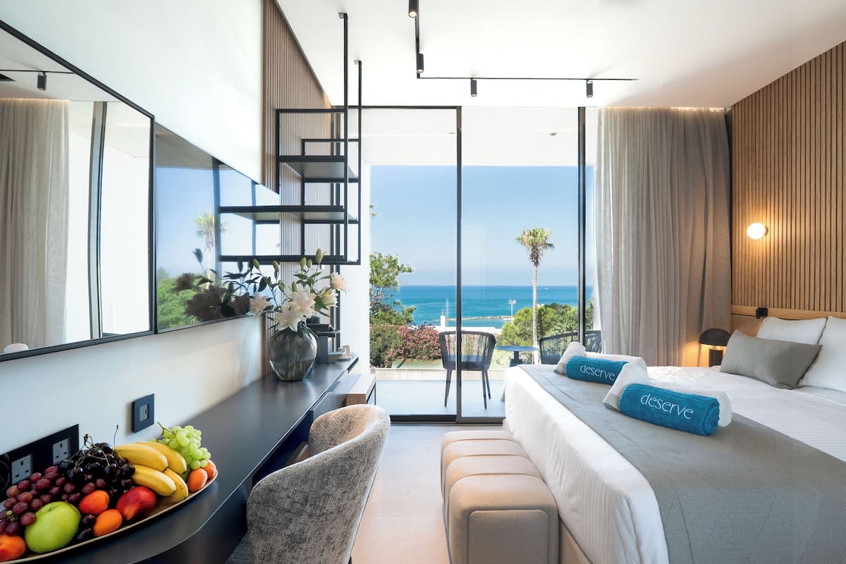 Suite superior, balcón, vista al mar | 1 habitación, ropa de cama de alta calidad y minibar 