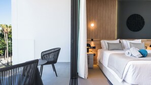 Superior suite, balkon, uitzicht op zee | 1 slaapkamer, luxe beddengoed, een minibar, een kluis op de kamer