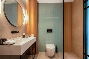 Suite ejecutiva, balcón, vista al mar | Baño | Regadera, secadora de cabello, pantuflas, toallas 