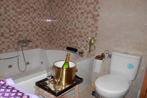 Jetted bath - Holiday Home in Castilla-León with Pool (Bernuy Salinero, Ávila)