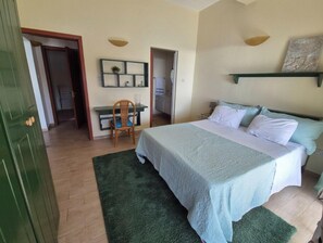 2 habitaciones, escritorio, tabla de planchar con plancha y wifi gratis 