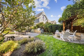 Outdoor dining - Clarendon Getaway, 6-BR Luxurious Urban Estate (Arlington)