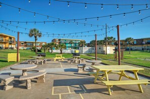 Outdoor dining - 2 Studios | Beach Boardwalk, 2 Pools, Tennis/Pickleball | Island Retreat Complex (Port Aransas)
