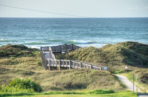 På stranden