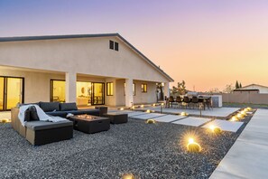 Outdoor dining - Bocce, Pool+Spa, Game Room, Firepit | Modern Oasis | Yucca Haven by AvantStay (Yucca Valley)