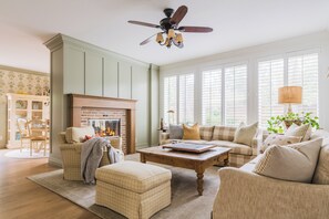 Smart TV, lareira, escritórios