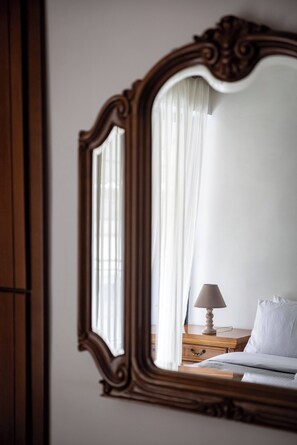 3 bedrooms, iron/ironing board, internet, bed sheets