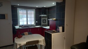 Fridge, microwave, oven, stovetop - Garden level (Gap)