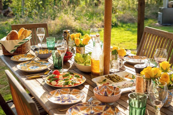 Outdoor dining - Tranquil Luxury Glamping Escape in Ross-on-wye 8 (Ross-on-Wye)