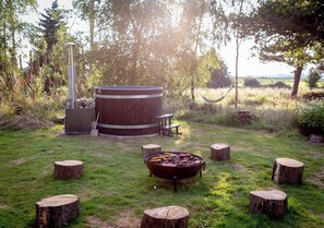 Cabin | Outdoor spa tub - Tranquil Luxury Glamping Escape in Ross-on-wye 8 (Ross-on-Wye)