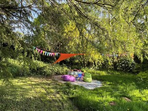 Cabin | Outdoor dining - Tranquil Luxury Glamping Escape in Ross-on-wye 8 (Ross-on-Wye)