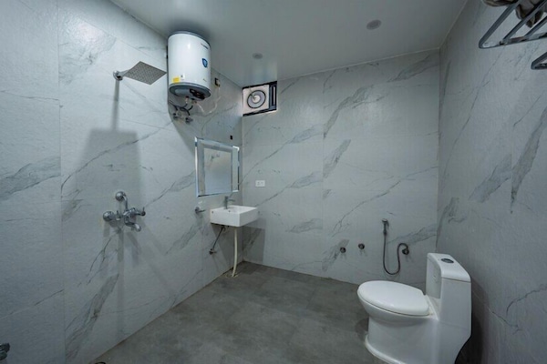 Duş, ücretsiz banyo/kozmetik ürünleri, havlu, sabun