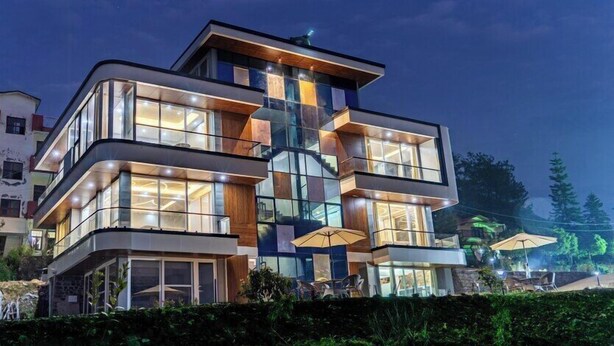 Un edificio moderno de varios pisos con grandes ventanales y balcones.