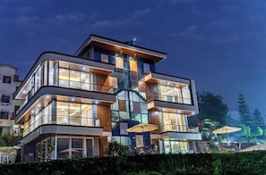Un edificio moderno de varios pisos con grandes ventanales y balcones.