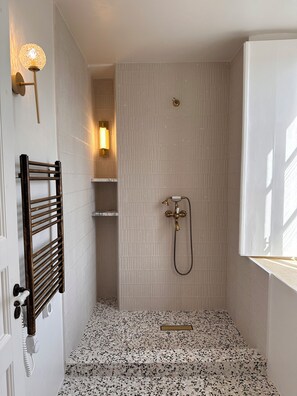 Shower, hair dryer, bidet, towels