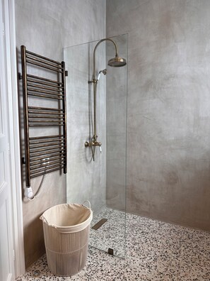 Regadera, secadora de cabello, bidet, toallas 
