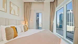 Ein Hotelzimmer mit großem Bett, Blick auf die Stadt und modernem Design.