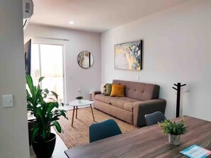 Smart-tv en een tafeltennistafel