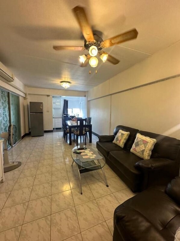 Apartment | Living area | 32-inch flat-screen TV with cable channels - Mahasap Ramindhra next to MRT Station (Bangkok)