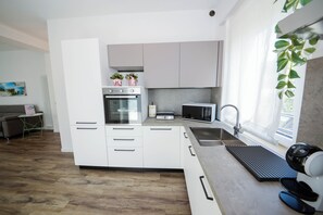 Kühlschrank, Mikrowelle, Ofen, Herdplatte