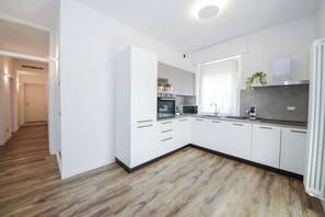 Een koelkast, een magnetron, een oven, een kookplaat