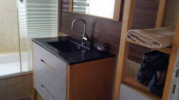 Douche, sèche-cheveux, shampoing, papier toilette