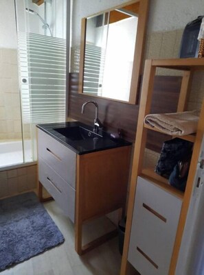 Shower, hair dryer, shampoo, toilet paper