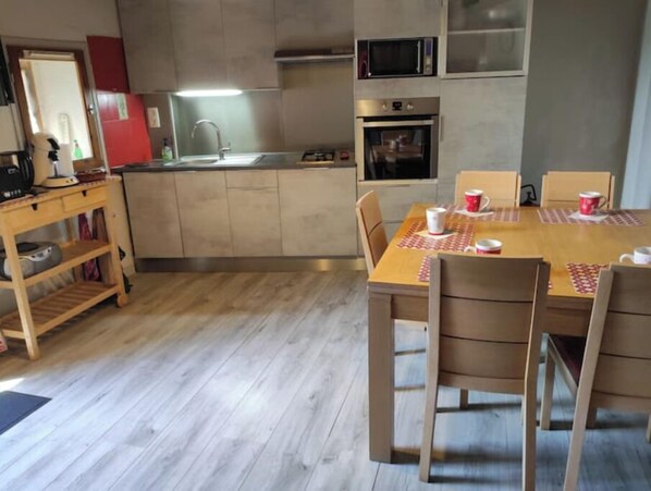 Kühlschrank, Mikrowelle, Ofen, Herdplatte
