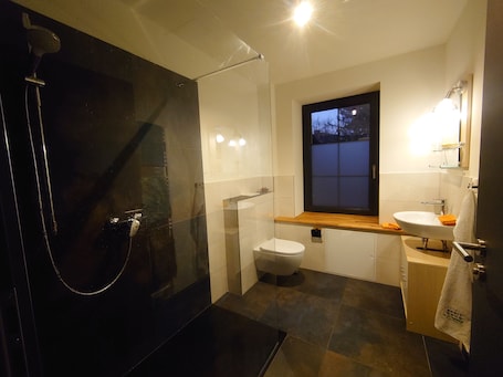 シャワー、タオル、石鹸、トイレットペーパー. Stella vacation apartment - 10 minutes to the lake or into town