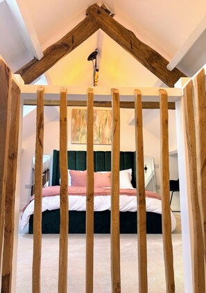 3 soverom, skrivebord, strykejern/-brett og reiseseng for barn