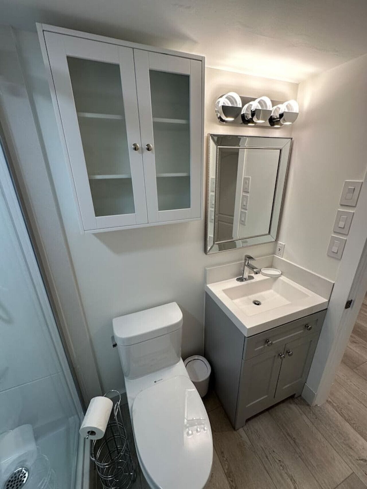 Sèche-cheveux, serviettes fournies