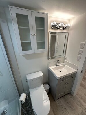 Een haardroger, handdoeken