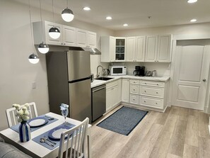 Een koelkast, een microgolfoven, een vaatwasser