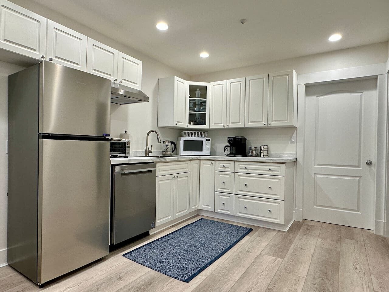 Fridge, microwave, dishwasher, coffee/tea maker