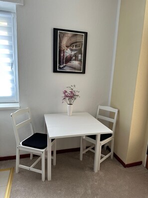 Classic Apartment, Non Smoking, Kitchen | Dining - Hotel Süden (Berlin)