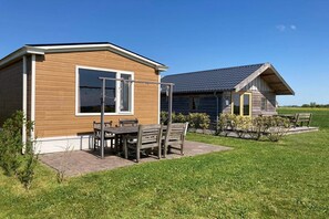 Outdoor dining - Cottages in Friesland with Farm Experience (Tjerkgaast)