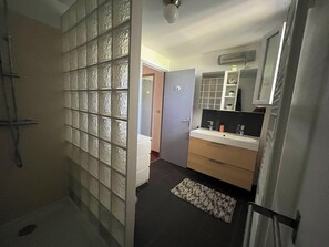 Shower, hair dryer - Vacation villa 10 p with heated pool Anduze (Cevennes) Z.Fr 4 bedrooms 2 bathrooms (Tornac)