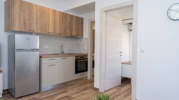 Kühlschrank, Ofen, Herdplatte, Wasserkocher mit Kaffee-/Teezubehör