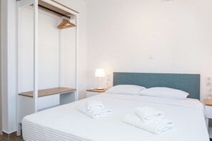 2 habitaciones, tabla de planchar con plancha y cuna de viaje 
