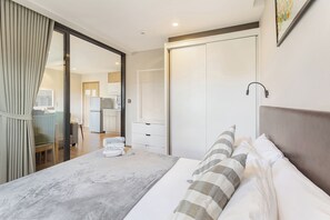标准公寓, 阳台, 庭院景观 | 1 多间卧室、客房内保险箱、熨斗/熨衣板、免费 WiFi