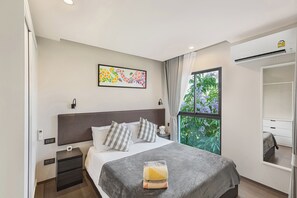 Standard-Apartment, Balkon, Blick auf den Innenhof | 1 Schlafzimmer, Zimmersafe, Bügeleisen/Bügelbrett, kostenloses WLAN