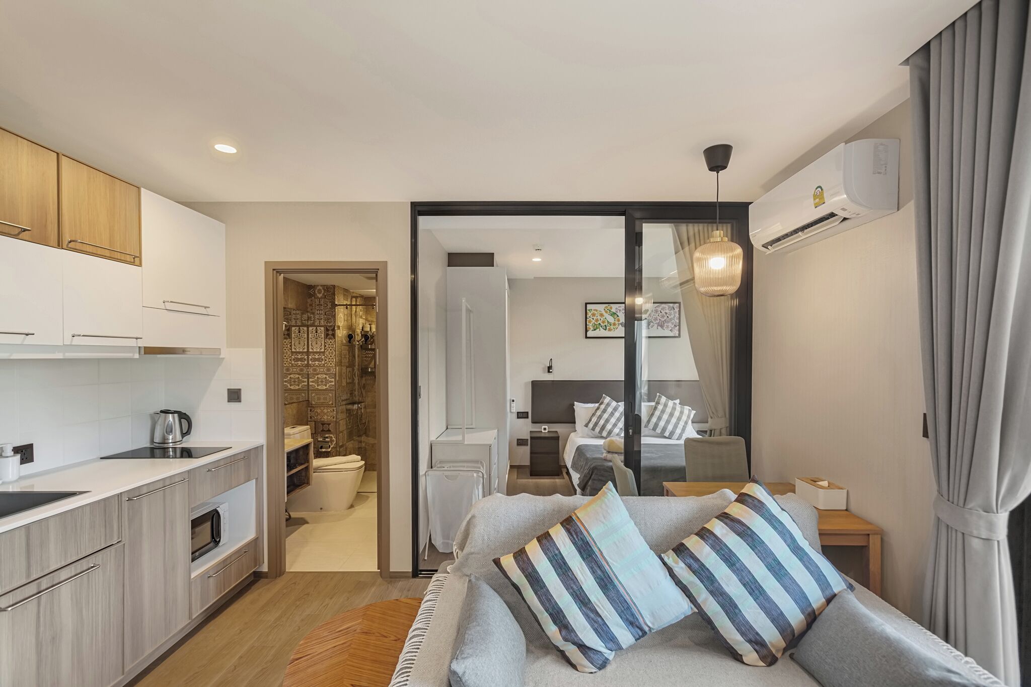 Standard-Apartment, Balkon, Blick auf den Innenhof | 1 Schlafzimmer, Zimmersafe, Bügeleisen/Bügelbrett, kostenloses WLAN